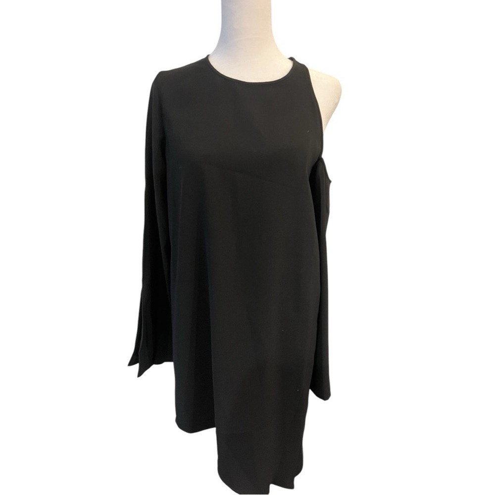 Chic Black One Shoulder Dress with Sleek Silhouette